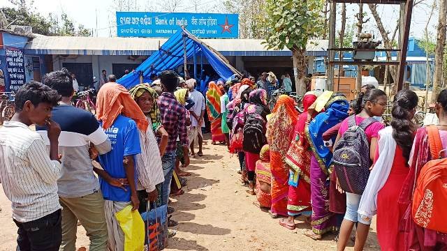 ହାଟଡିହି ବ୍ୟାଙ୍କ ଅଫ ଇଣ୍ଡିଆ ଶାଖାରେ ବ୍ୟାପକ ଅବ୍ୟବସ୍ଥା, ନିର୍ଦ୍ଧୁମ ଖରାରେ ଗ୍ରାହକ, ସମାଧାନ ପାଇଁ କର୍ତ୍ତୁପକ୍ଷଙ୍କ ଚିନ୍ତା ନାହିଁ