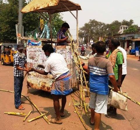   ପୋଲିସ ଟ୍ରାଫିକ ଷ୍ଟାଣ୍ଡରେ ଆଖୁ ବିକ୍ରୟ ଚାଲିଛି