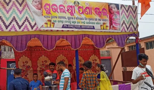 ପଥଚାରୀଙ୍କୁ ସମାଜସେବୀ ପଣା ବଣ୍ଟନ