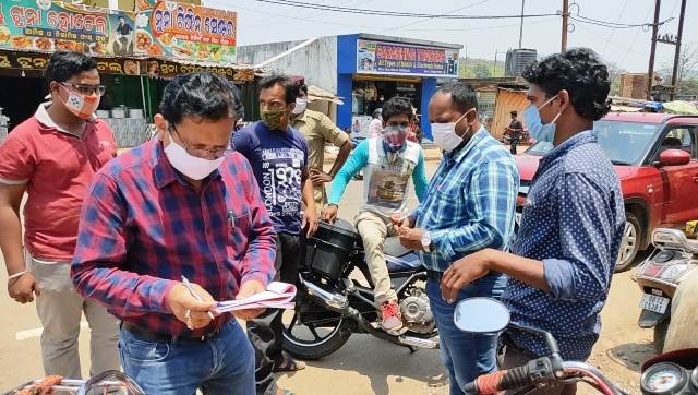 କରୋନା ସଂକ୍ରମଣ ରୋକିବାକୁ ପ୍ରଶାସନର ତତ୍ପରତା :  ଜୋରିମାନା ସହ ଦୁଇଟି ଦୋକାନ ସିଲ୍