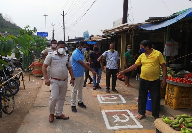 ବଜାର ସଉଦା କରିବାକୁ ଗଲେ ଗୋଲେଇ ଭିତରେ ଠିଆହେବାକୁ ପଡ଼ିବ