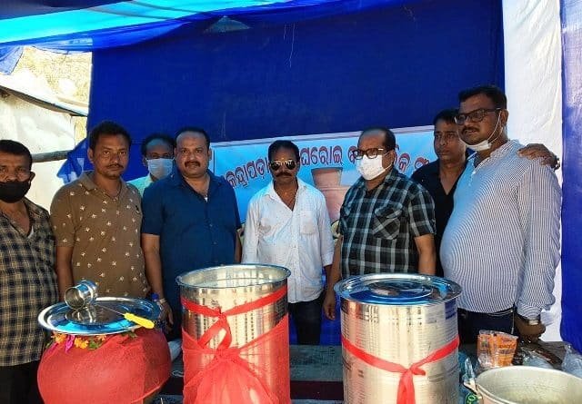 ଘରୋଇ ବସ ମାଲିକ ସଙ୍ଘ ପକ୍ଷରୁ ଜଳଛତ୍ର ଉଦଘାଟିତ