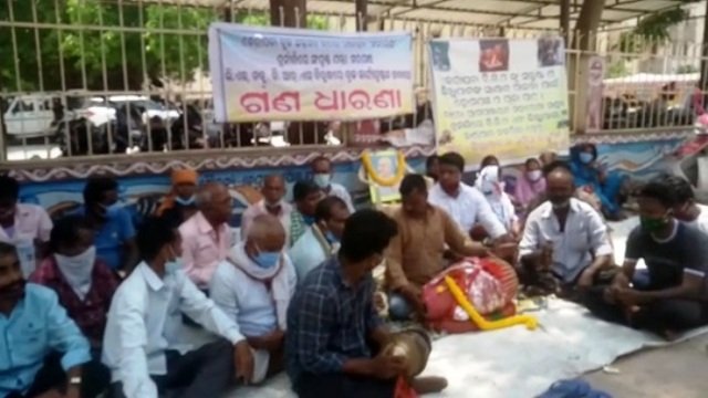ମନରେଗା ଦୁର୍ନୀତି ବିରୋଧରେ କାର୍ଯ୍ୟାନୁଷ୍ଠାନ ଦାବିରେ ଜିଲ୍ଲାପାଳଙ୍କ କାର୍ଯ୍ୟାଳୟ ସମ୍ମୁଖରେ ଗଣଧାରଣା ପଞ୍ଚମ ଦିନରେ