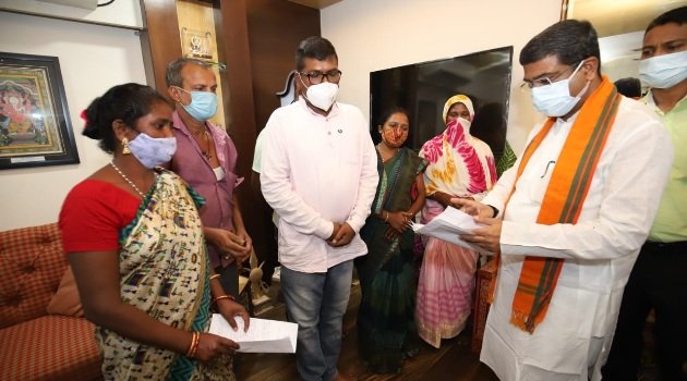 ବସ୍ତିରେ ବାସ କରୁଥିବା ଲୋକଙ୍କୁ ବାସସ୍ଥାନ ପାଇଁ ପକ୍କା ଘର ଯୋଗାଇ ଦେବା ଆମ ସମସ୍ତଙ୍କ ଦାୟିତ୍ୱ
