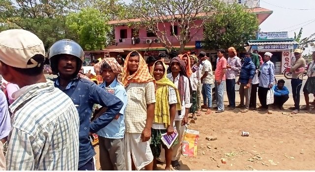 ହାଟଡିହି ବ୍ୟାଙ୍କରେ ବ୍ୟାପକ ଅବ୍ୟବସ୍ଥା, ନିର୍ଦ୍ଧୁମ ଖରାରେ ଗ୍ରାହକ, କରୋନା କଟକଣାକୁ ଫୁ