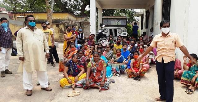 ପାନୀୟ ଜଳ ସମସ୍ୟାକୁ ନେଇ ଘେରିଲେ କାର୍ଯ୍ୟାଳୟ