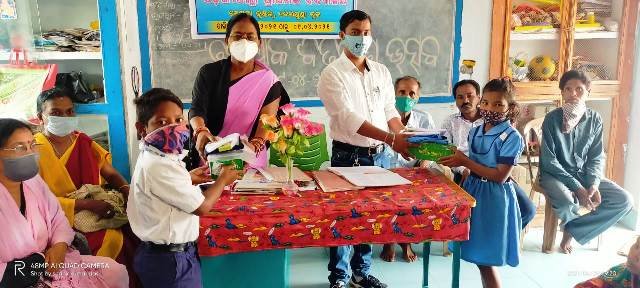 ଷଢ଼ଙ୍ଗୀପଲ୍ଲୀ ବିଦ୍ୟାଳୟରେ ପୋଷାକ ବିତରଣ ଉତ୍ସବ