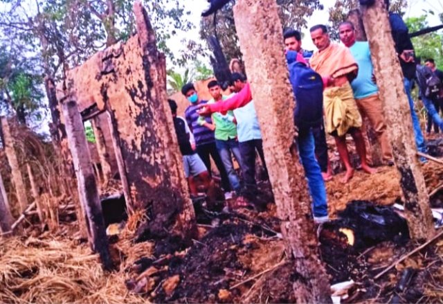 ଭୟାବହ ଅଗ୍ନିକାଣ୍ଡ ଘଟି ଦୁଇ ପରିବାର ସର୍ବସ୍ୱାନ୍ତ