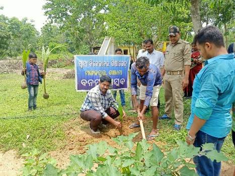 ସ୍ୱାମୀ ଶିକ୍ଷାକେନ୍ଦ୍ରର ପ୍ରତିଷ୍ଠା ଦିବସରେ ଚାରା ରୋପଣ