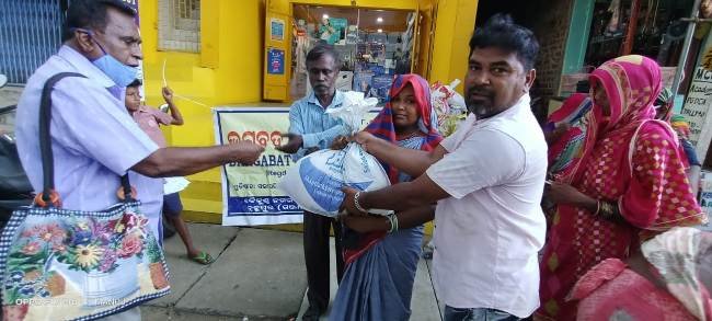 ଭଗବତ ଚାରିଟେବୁଲ ଟ୍ରଷ୍ଟ ପକ୍ଷରୁ ରାସନ ସାମଗ୍ରୀ ବଣ୍ଟନ