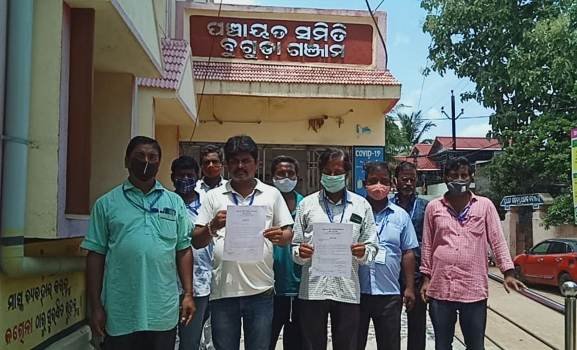 ସ୍ବାବଲମ୍ବୀ କାରୀଗର ସଂଘ ପକ୍ଷରୁ ସ୍ମାରକପତ୍ର