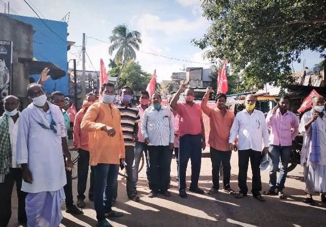 ତୈଳ ରନ୍ଧନ ଗ୍ୟାସ ବୃଦ୍ଧି ପ୍ରତିବାଦରେ କମ୍ୟୁନିଷ୍ଟ ପାର୍ଟି ପକ୍ଷରୁ ବିକ୍ଷୋଭ ରାସ୍ତାରୋକ