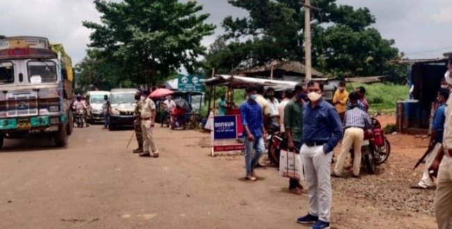 କୋଭିଡ଼ ନିୟମ ଉଲଘଂନକାରୀଙ୍କ ଠାରୁ ଜୋରିମାନା ଆଦାୟ ବାଲିଗୁଡା, (ସଞ୍ଜୟ କୁମାର ପାଣିଗ୍ରାହୀ):କନ୍ଧମାଳ ଜିଲ୍ଲାରେ କରୋନାର ପଜିଟିଭ ସଂଖ୍ୟା ହ୍ରାସ ପାଉଥିବା ବେଳେ ଏହି ଦୁଇ ଦିନ ହେଲା ଦାରିଙ୍ଗବାଡ଼ି ବ୍ଲକରେ ପଜିଟିଭ ସଂଖ୍ୟା ବୃଦ୍ଧି ପାଇଛି। ଜିଲ୍ଲାରୁ ସର୍ବାଧିକ ପଜିଟିଭ ଦାରିଙ୍ଗବାଡ଼ି ବ୍ଲକ ଅଞ୍ଚଳରୁହିଁ ଚିହ୍ନଟ ହୋଇଛି। ଏହାକୁ ଆଖି ଆଗରେ ରଖି ଦାରିଙ୍ଗବାଡ଼ି ପୋଲିସ ଓ ତହସିଲ ପକ୍ଷରୁ ମିଳିତ ଯାଞ୍ଚ କରାଯାଇ କୋଭିଡ଼ ନିୟମ ଉଲଘଂନକାରୀଙ୍କ ଠାରୁ ଜୋରିମାନା ଆଦାୟ କରାଯାଇଛି । ଦାରିଙ୍ଗବାଡ଼ି ଥାନା ଅଧିକାରୀ କୌଶିକ ମାଝୀ ଓ ଅତିରିକ୍ତ ତହସିଲଦାର ନରେନ୍ଦ୍ର ମଲିକ ପ୍ରଥମେ ଦାରିଙ୍ଗବାଡ଼ି ବଜାରରେ ପାଟ୍ରୋଲିଂ କରିବା ସହ ଚାରିଛକ ଠାରେ କୋଭିଡ଼ ନିୟମକୁ କଡ଼ାକଡ଼ି ଯାଞ୍ଚ କରିଥିଲେ। କିଛି ଅମାନିଆ ମାସ୍କକୁ ନାକ ତଳକୁ ପିନ୍ଧିଥିବାବେଳେ କିଛି ଅମାନିଆ ନପିନ୍ଧି ବୁଲୁଥିଲେ । ଏଭଳି ଅମାନିଆଙ୍କ ଠାରୁ ୪ ହଜାର ୪ ଶହ ଟଙ୍କା ଜୋରିମାନା ଆଦାୟ କରାଯାଇଥିବା ଜଣାପଡିଛି। ଏହି ଯାଞ୍ଚରେ ପୋଲିସ କର୍ମଚାରୀ ସମେତ ତହସିଲ କର୍ମଚାରୀ ପ୍ରମୁଖ ସାମିଲ ଥିଲେ।