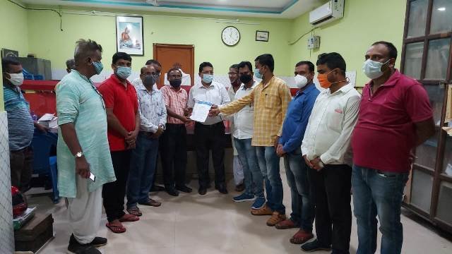 ରେଳମନ୍ତ୍ରୀଙ୍କୁ ଓୟୁଜେର ଦାବୀ ପତ୍ର ପ୍ରଦାନ