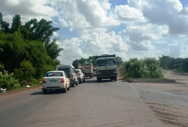 ଏନଏଚଆଇ କତ୍ତୃପକ୍ଷଙ୍କ ଦୂରଦୃଷ୍ଟି ଅଭାବ, ୬ଥାକିଆ ପରିବର୍ତ୍ତେ ଏକଥାକିଆ ରାସ୍ତାରେ ଯାତାୟତ କରୁଛି ଯାନବାହନ