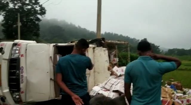 ଭାରସାମ୍ୟ ହରାଇ ଓଲଟିଲା ଫଳ ବୋଝେଇ ମିନି ଟ୍ରକ