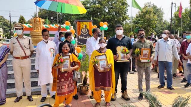 ସ୍ୱାଧୀନତା ଦିବସ ଉପଲକ୍ଷେ ହେଲପିଙ୍ଗ ହ୍ୟାଣ୍ଡ ସ୍ବେଛାସେବୀ ଅନୁଷ୍ଠାନ ସମ୍ବର୍ଦ୍ଧିତ