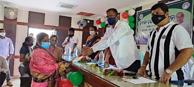 ଗଞ୍ଜମ ବ୍ଲକରେ ମେଗା ସମନ୍ୱୟ ମେଳା ଓ ଋଣ ପ୍ରଦାନ : ୪୧୨ ମହିଳା ଗୋଷ୍‌ଠୀକୁ ୧୦.୨୭ କୋଟି ଋଣ ପ୍ରଦାନ
