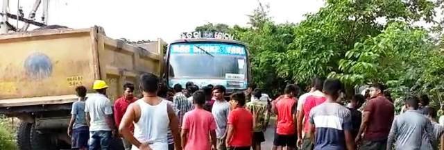 ବସ୍‌-ଟିପ୍ପର ମଧ୍ୟରେ ଧକ୍କା, ଟିପ୍ପର ଡ୍ରାଇଭର ଆହତ