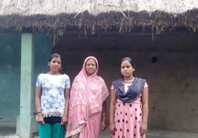 ଅପେକ୍ଷା କରି ବାପା ଚାଲିଗଲେ ............... ପକ୍କାଗୃହ ଖଣ୍ଡେ ପାଇଁ ବ୍ଲକ ଦୌଡୁଛନ୍ତି ଉଚ୍ଚଶିକ୍ଷିତା ଝିଅ