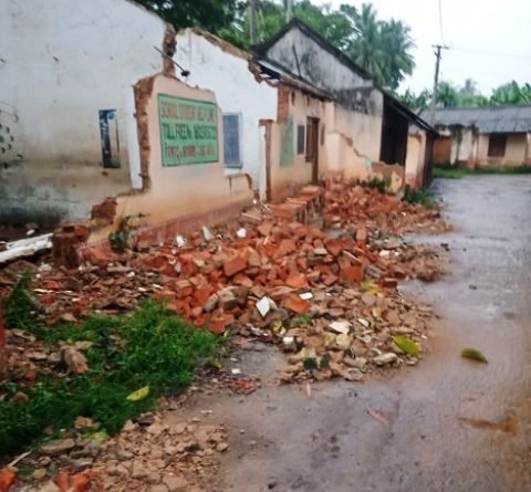   ବିଦ୍ୟାଳୟ ଗୃହକୁ ଭାଙ୍ଗି  ଆଜବେଷ୍ଟସ,ଇଟା ନେଇଥିବା ନେଇ  ଜିଲ୍ଲାପାଳଙ୍କୁ ଅଭିଯୋଗ