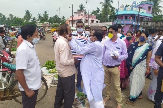 ଇଛାପୁର ରଥଦାଣ୍ଡରେ ମାସ୍କ ବାଣ୍ଟିଲେ କେନ୍ଦ୍ରାପଡା ବିଧାୟକ