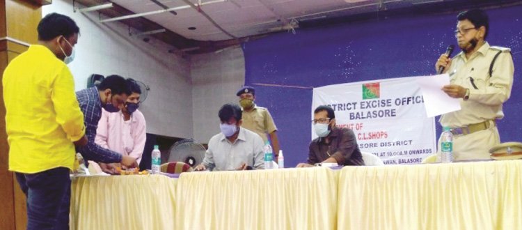 ଜିଲାର ୭ଦେଶୀ ମଦ ଦୋକାନ ପାଇଁ ଲାଇସେନ୍ସ ପ୍ରଦାନ