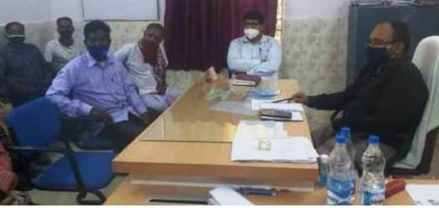 ଚାନ୍ଦିପୁଟ ରାଜସ୍ୱ ନିରୀକ୍ଷକ ଟଙ୍କା ଲାଞ୍ଚ ନେଇଥିବା ନେଇ ଜିଲ୍ଲାପାଳଙ୍କୁ ଦାବି ପତ୍ର ପ୍ରଦାନ