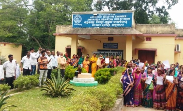 ନଦୀବନ୍ଧ ଗୋଡା ହଟାଇବା ଦାବି ନେଇ ଜଳସମ୍ପଦ କାର୍ଯ୍ୟାଳୟ ଆଗରେ ଧାରଣା