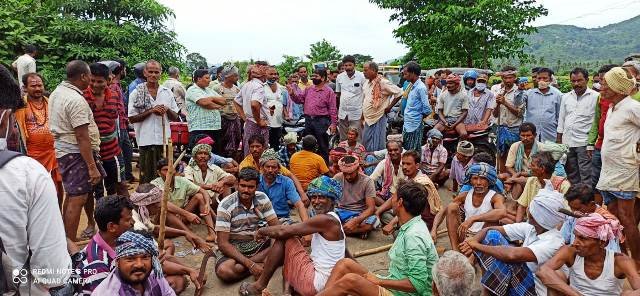 ଚାଷଜମିକୁ ପାଣି ପାଇଁ ରାସ୍ତାରୋକ କଲେ ଚାଷୀ