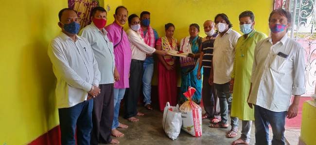 କରୋନାରେ ଆକ୍ରାନ୍ତ ମୃତ ସାମ୍ବାଦିକଙ୍କ ପରିବାରକୁ ବନବାସୀ ସେବା ସମିତି ପକ୍ଷରୁ ସହାୟତା ପ୍ରଦାନ