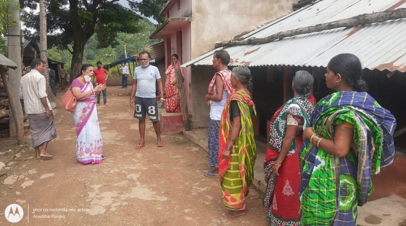 ଡେଙ୍ଗୁ ଆତଙ୍କକୁ ନେଇ ଗ୍ରାମରେ ପହଞ୍ଚିଲା ସ୍ୱାସ୍ଥ୍ୟ ଟିମ: କୋଭିଡ ପରୀକ୍ଷା ପାଇଁ ଆସିଲେନି ଲୋକେ
