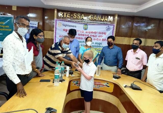 ସ୍ୱଳ୍ପ ଦୃଷ୍ଟି ବାଧିତ ଛାତ୍ରଛାତ୍ରୀମାନଙ୍କୁ ସହାୟକ ଉପକରଣ ବଣ୍ଟନ