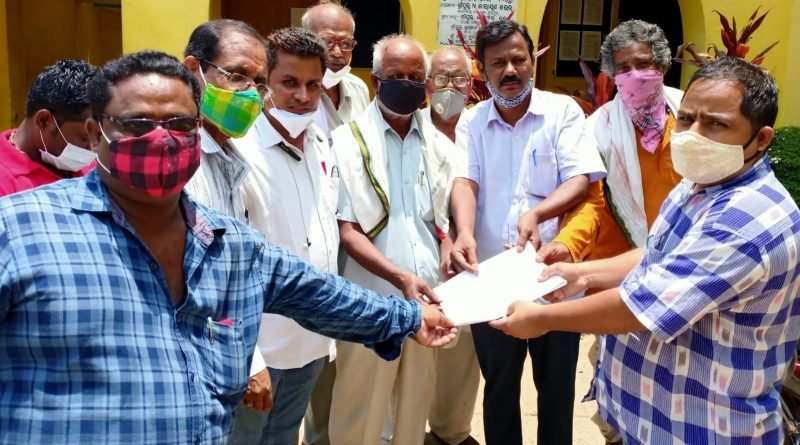 କୃଷକ ବିରୋଧି ୩ କଳା ଆଇନ ରଦ୍ଦ ଦାବୀ ନେଇ ରାଷ୍ଟ୍ରପତିଙ୍କ ଉଦ୍ଦେଶ୍ୟରେ ଛତ୍ରପୁର ବିଡିଓଙ୍କୁ ଦାବିପତ୍ର ପ୍ରଦାନ