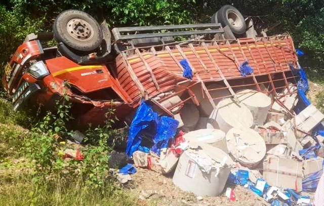 ମାର୍ଲବା ଘାଟିରେ ଭାରସାମ୍ୟ ହରାଇ ଓଲଟିଲା ବହି ବୋଝଇ ଟ୍ରକ