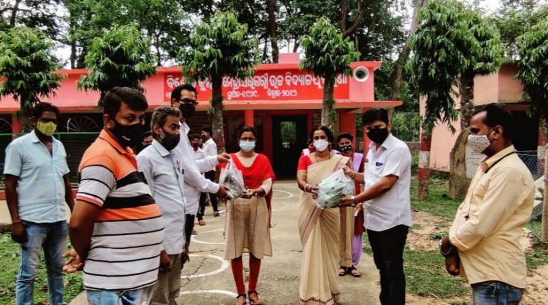 କୁଲଣା ଶାନ୍ତି ମୈତ୍ରୀ ଉଚ୍ଚ ବିଦ୍ୟାପୀଠ ଠାରେ ମାସ୍କ ବଣ୍ଟନ