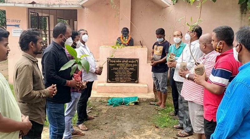 ବିଦ୍ୟାଳୟ ପରିସରରେ ଚାରାରୋପଣ କାର୍ଯ୍ୟକ୍ରମ