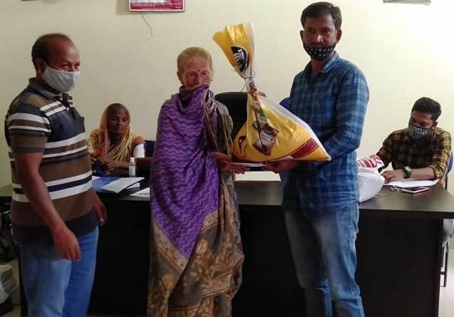 “ସ୍ୱାଦ୍‌” ସ୍ୱେଚ୍ଛାସେବୀ ଅନୁଷ୍ଠାନ ସହାୟତାରେ  ଭିନ୍ନକ୍ଷମ ଓ ସ୍ୱାମୀ ପରିତ୍ୟକ୍ତାଙ୍କୁ ଶୁଖିଲା ଖାଦ୍ୟ ବଣ୍ଟନ  