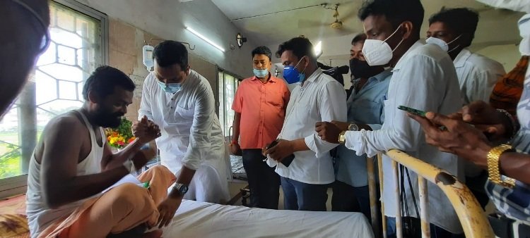 ଡାକ୍ତରଖାନାରେ ଅନଶନରତ ଶ୍ରୀକାନ୍ତଙ୍କୁ ଭେଟିଲେ ତେଜେଶ୍ୱର