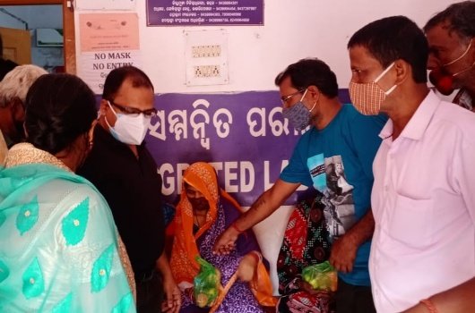 ଦଳିତ ସେବା ସଂଘ ପକ୍ଷରୁ ଫଳ ବଣ୍ଟନ