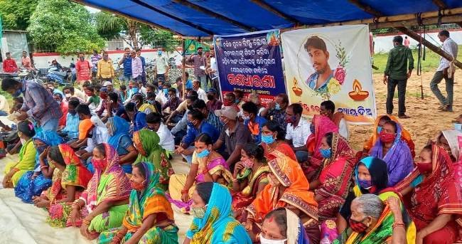 ବିଷ୍ଣୁଭୋଇଙ୍କ ହତ୍ୟାକାରୀଙ୍କୁ ଗିରଫ ଓ ତାଙ୍କ ପରିବାର କୁ କ୍ଷତି ପୂରଣ ଦାବିରେ ନିମାପଡା ଥାନା ଘେରାଉ