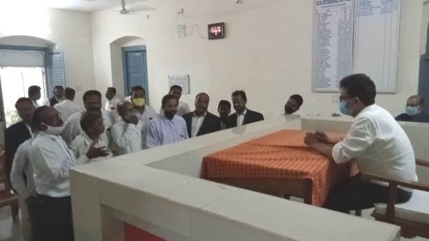 ବିଭିନ୍ନ ଦାବୀ ନେଇ ଉପଜିଲ୍ଲାପାଳଙ୍କ ସହ ଆଲୋଚନା କଲେ ଓକିଲ ସଂଘର ବହୁ ସଦସ୍ୟ ମାନେ