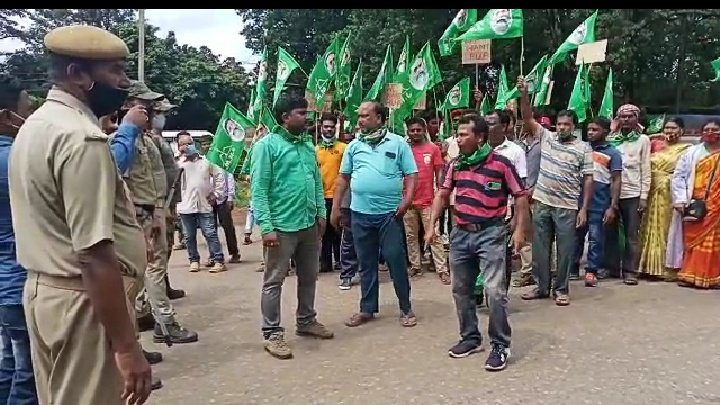 ଜାହିରାରେ ଆଦିବାସୀ ପରଂପରାକୁ ଅଣଦେଖା : ଜେଏମଏମ ତରଫରୁ କେନ୍ଦ୍ରମନ୍ତ୍ରୀଙ୍କ କୁଶପୁତ୍ତଳିକା ଦାହ