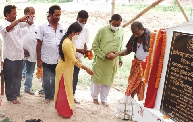 ଫଳକରେ ନାମ ଥାଇ ମଧ୍ୟ ଶିଳାନ୍ୟାସ କରିବାକୁ ଆସିଲେନି ମନ୍ତ୍ରୀ: ଫିକା ପଡିଲା ଉତ୍ସବ