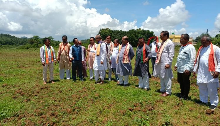 ରାଜ୍ୟ ବିଜେପିର ପାଞ୍ଚ ଜଣିଆ ପ୍ରତିନିଧି ଦଳଙ୍କ କନ୍ଧମାଳ ଜିଲ୍ଲାର ବିଭିନ୍ନ ବ୍ଲକର ମରୁଡି କ୍ଷତିଗ୍ରସ୍ତ ଜମି ପରିଦର୍ଶନ