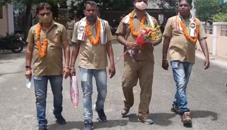 ଓଡ଼ିଶା ଡ୍ରାଇଭର଼୍‌ ମହାସଂଘ ପକ୍ଷରୁ କନ୍ଧମାଳ ଜିଲାପାଳଙ୍କୁ ଦାବିପତ୍ର ପ୍ରଦାନ