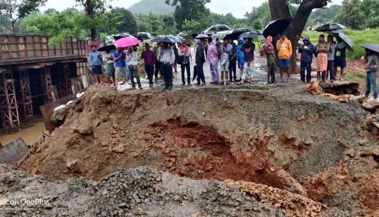 ସମଗ୍ର କନ୍ଧମାଳ ଜିଲ୍ଲାରେ ଲଘୁଚାପ ବର୍ଷା ଯୋଗୁଁ ଜନଜୀବନ ଅସ୍ତବ୍ୟସ୍ତ : ଧୋଇଗଲା ଅସ୍ଥାୟୀ ପୋଲ : ତୁରନ୍ତ ମରାମତି ପାଇଁ ଦାବୀ 