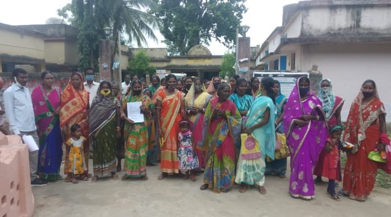 ସିନ୍ଦୁରଗୌରୀ ଗ୍ରାମବାସୀଙ୍କୁ ଆବାସ ଯୋଜନା ସାତ ସପନ! ରାଇରଙ୍ଗପୁର ବିଡିଓଙ୍କ କାର୍ଯ୍ୟାଳୟ ସମ୍ମୁଖରେ ଧାରଣା ଓ ଦାବିପତ୍ର