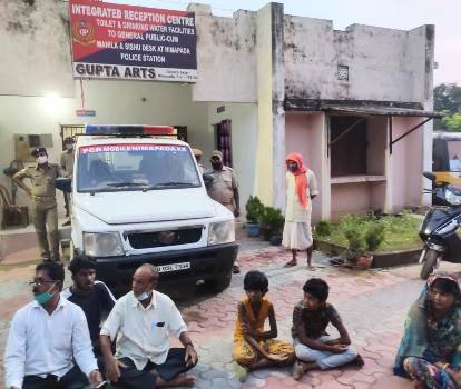 ଅଭିଯୁକ୍ତ ମାନଙ୍କୁ କୋର୍ଟ ଚାଲାଣ ବେଳେ ପୋଲିସ ଭ୍ୟାନ ଆଗରେ ଧାରଣା ଦେଲେ ପରିବାର