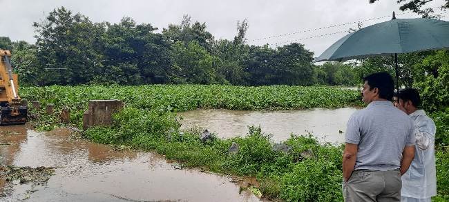 ଲଗାଣ ବର୍ଷାରେ ନିମାପଡା କାକଟପୁର ମୁଖ୍ୟ ରାସ୍ତା ଉପରେ ପାଣି ପ୍ରବାହିତ